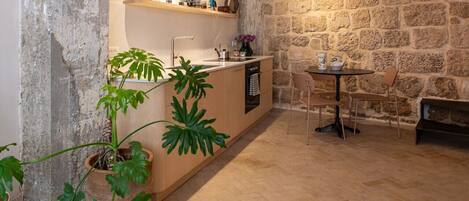 Kjøleskap, mikrobølgeovn, ovn og kokeplater