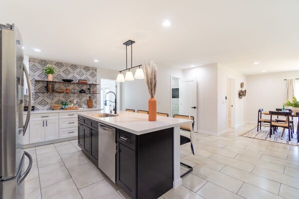 Kühlschrank, Mikrowelle, Ofen, Herdplatte