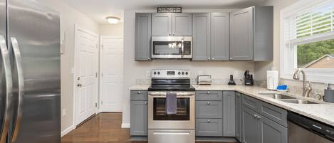 Réfrigérateur, micro-ondes, four, plaque de cuisson