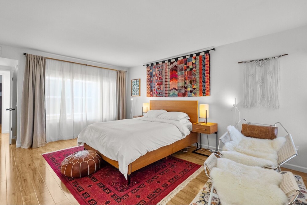 Midcentury modern Studio City townhome — walk to Ventura Blvd's lively