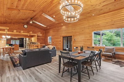 Katskill Mountain Lodge- Hot Tub, Game Room & Theater