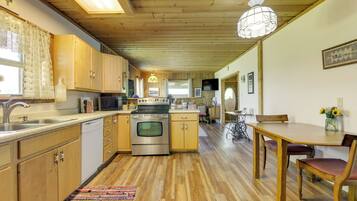 Fridge, microwave, stovetop, dishwasher