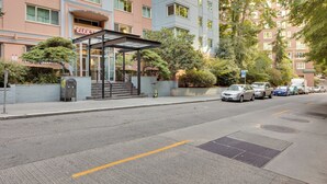 Un edificio de varios pisos con un acceso cubierto y un letrero que dice "ELEKTRA".