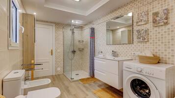 淋浴设施、吹风机、坐浴桶、毛巾