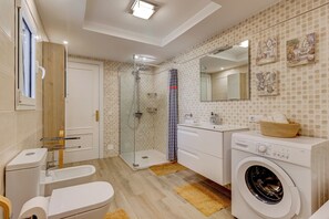 Douche, sĂšche-cheveux, bidet, serviettes fournies