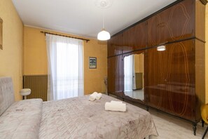 1 bedroom, iron/ironing board, internet, bed sheets - GuestHost - MM Massaua Apartment - w/ two Balconies (Torino)