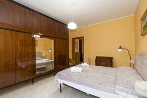 1 slaapkamer, een strijkplank/strijkijzer, internet, beddengoed