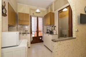 Microwave, stovetop, toaster - GuestHost - MM Massaua Apartment - w/ two Balconies (Torino)