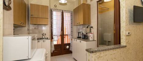 Mikrobølgeovn, kokeplater og brødrister