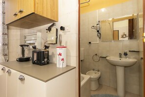 Een bad, een haardroger, een bidet, handdoeken