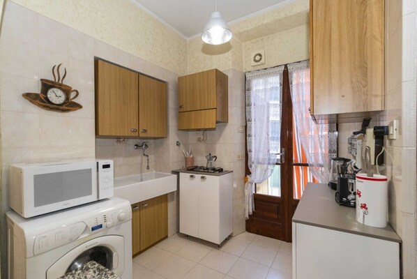 Microwave, stovetop, toaster - GuestHost - MM Massaua Apartment - w/ two Balconies (Torino)