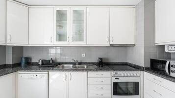 Refrigerador, microondas, horno y lavavajillas