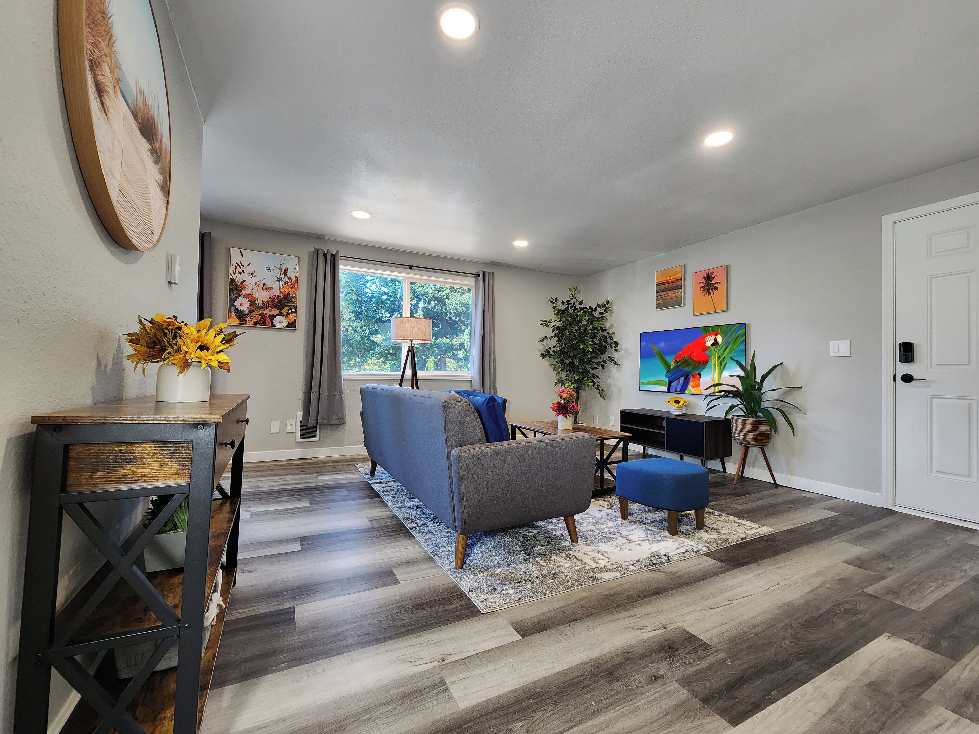 Cozy Chic Two Bedrooms In Federal Way with EV Charger.