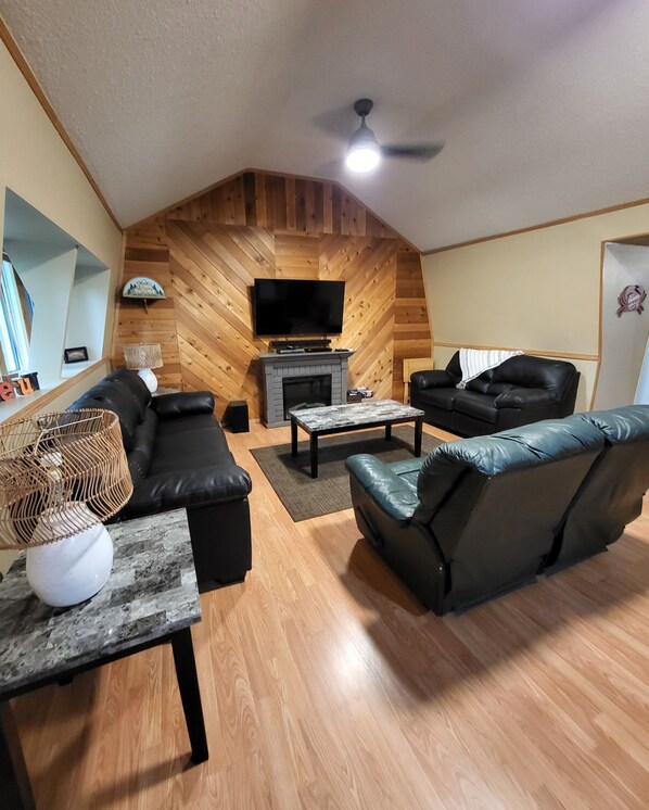 Living area - Beautiful spacious, and private 4 seasons cabin (Christopher Lak)