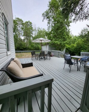 Outdoor dining - Beautiful spacious, and private 4 seasons cabin (Christopher Lak)