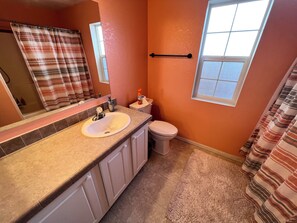 Dusche, Whirlpool, Haartrockner, Handtücher