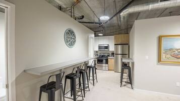 Mikrobølgeovn, ovn, kokeplater og oppvaskmaskin