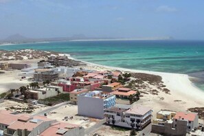 Une ville côtière avec des bâtiments situés près de la plage et de l’océan.