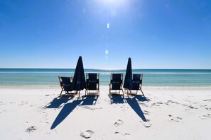 Una spiaggia nelle vicinanze, lettini da mare, teli da spiaggia