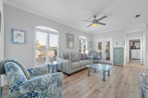 Smart TV, books - RESORT LIVING ♥ PRIVATE BEACH w/Snack Bar Pavilion ♥ 2 Pools, Pickleball/Tennis (Destin)