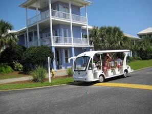 Exterior - RESORT LIVING ♥ PRIVATE BEACH w/Snack Bar Pavilion ♥ 2 Pools, Pickleball/Tennis (Destin)