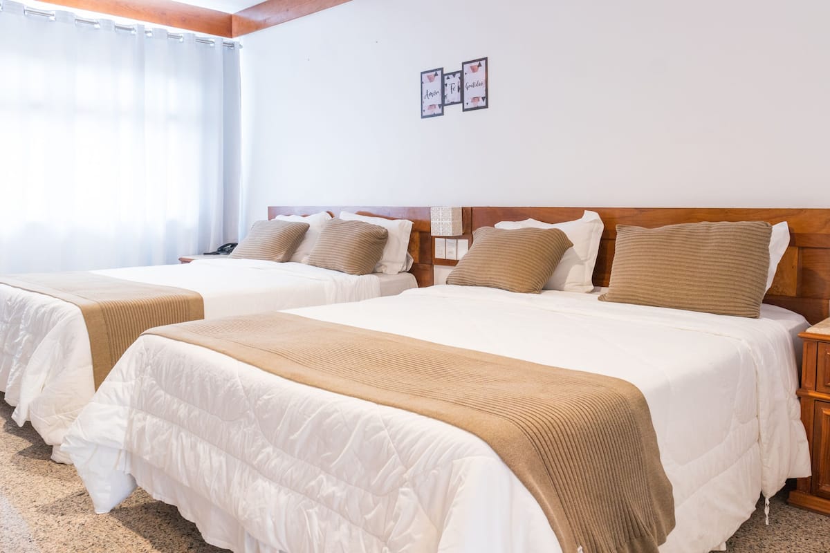 Quadrupla Luxury | 1 camera, una cassaforte in camera, Wi-Fi gratuito, lenzuola