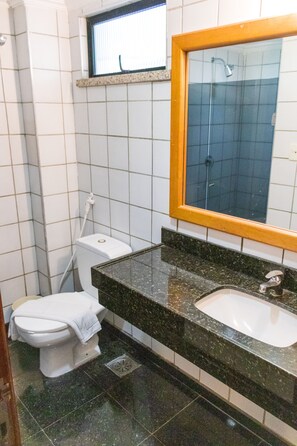 Shower, towels - Porto d'Aldeia by Castelo Itaipava (Fortaleza)