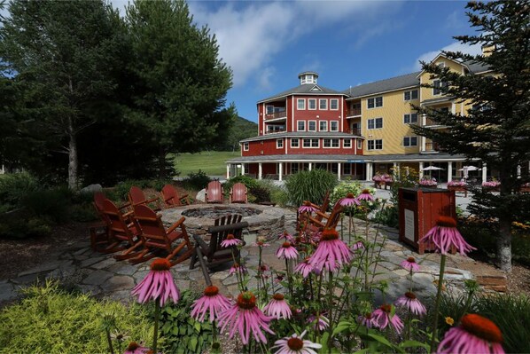 Outdoor dining - Okemo | Charming Room & Amenities Nearby | Pools (Ludlow)