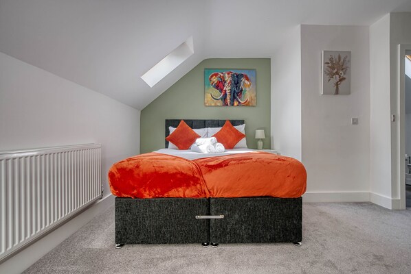 4 chambres, fer et planche à repasser, lit de bébé portatif