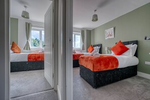 4 chambres, fer et planche à repasser, lit de bébé portatif