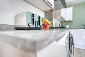 Réfrigérateur, micro-ondes, four, plaque de cuisson