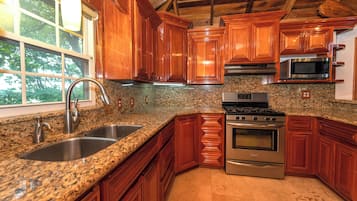 3 Bedrooms, Resort View, Poolside | Cuisine privée