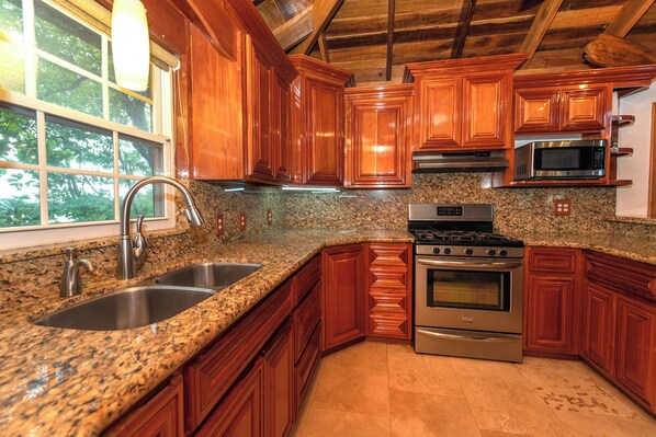 3 Bedrooms, Resort View, Poolside | ครัวส่วนตัว | ตู้เย็นเล็ก, เตาประกอบอาหาร