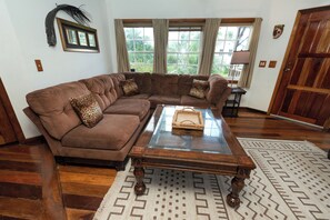 3 Bedrooms, Resort View, Poolside | Oppholdsområde | En 42-tommers smart-TV med digitale kanaler samt Netflix og DVD-spiller