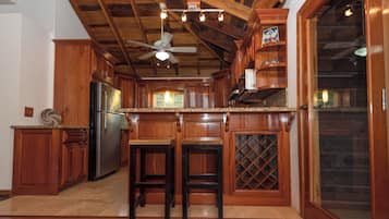 3 Bedrooms, Resort View, Poolside | Cuisine privée