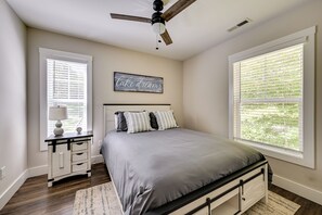 3 bedrooms, desk, travel cot, WiFi