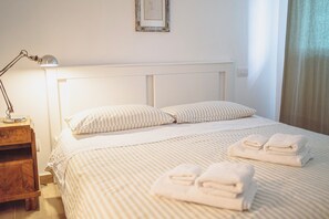 2 habitaciones, escritorio y tabla de planchar con plancha 