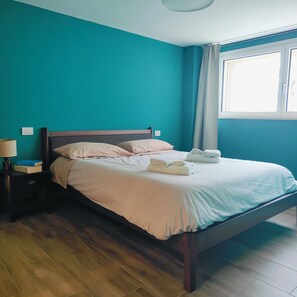 2 habitaciones, escritorio y tabla de planchar con plancha 