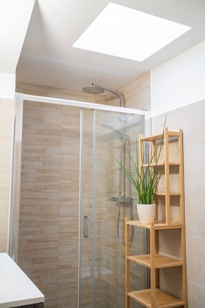 Dusche, Haartrockner, Bidet, Handtücher
