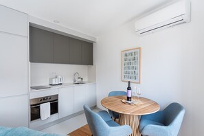 Fridge, microwave, oven, coffee/tea maker - GuestReady -  Downtown Refuge with Private Parking (Porto)