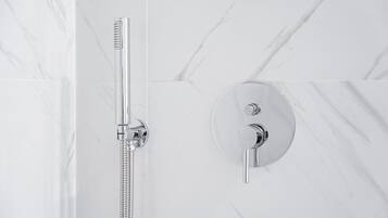 Douche, sèche-cheveux, serviettes fournies, savon
