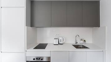 Réfrigérateur, micro-ondes, four, cafetière/bouilloire
