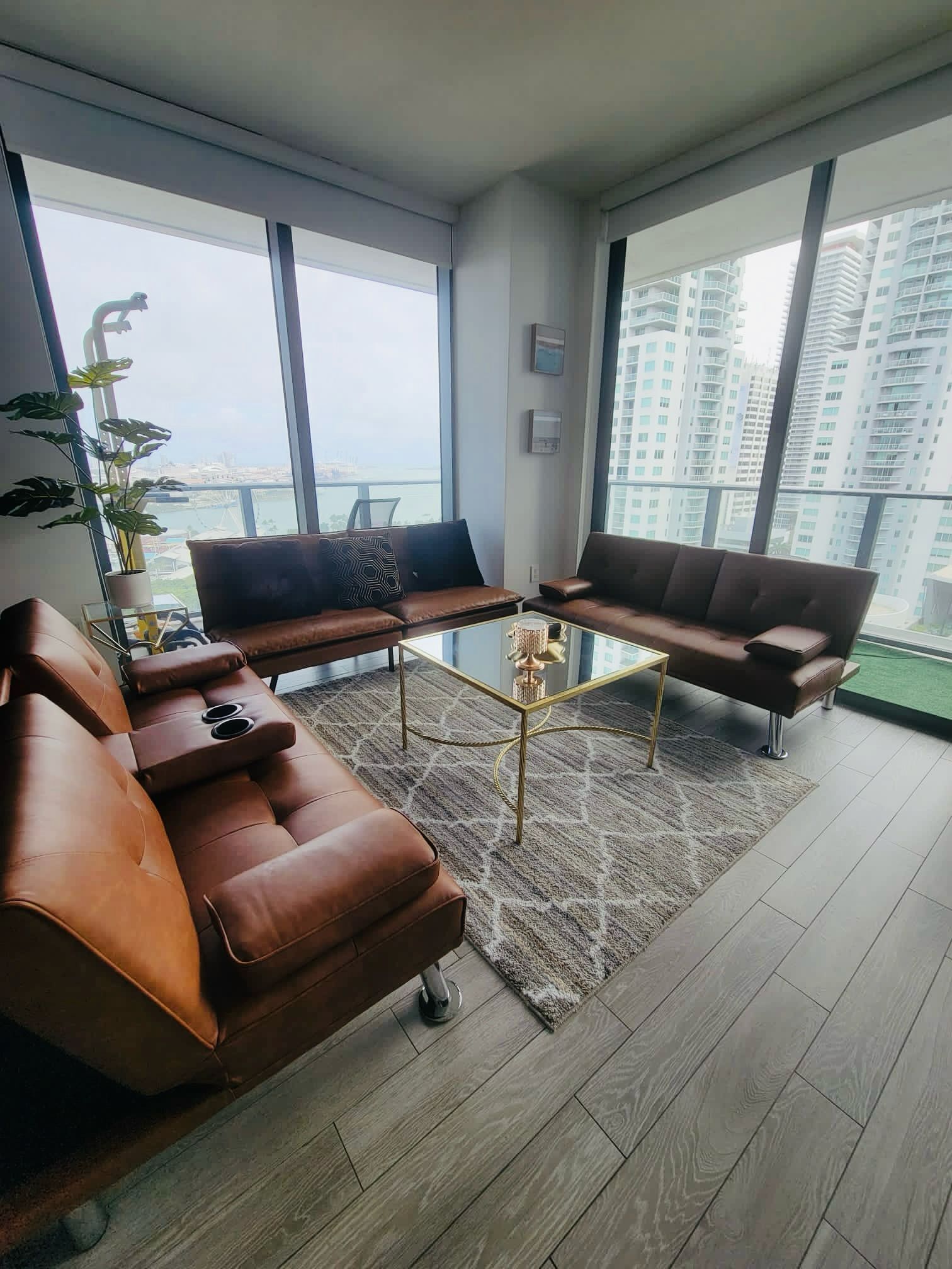 Luxury junior 1 Br Condo heart of downtown
