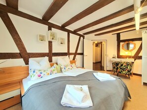 2 عدّة غرف نوم ومكتب ومكواة/لوح كي وسرير سفر