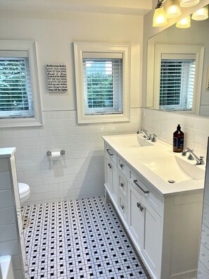 Douche, séchoir à cheveux, serviettes fournies, savon