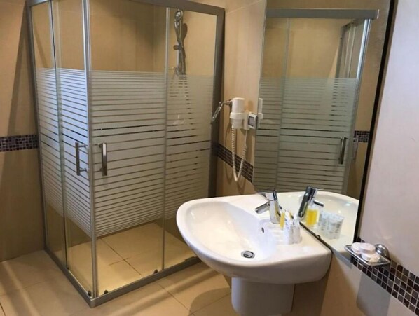 Dusche, Haartrockner, Handtücher, Seife