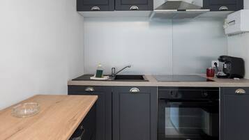 Fridge, microwave, oven, coffee/tea maker