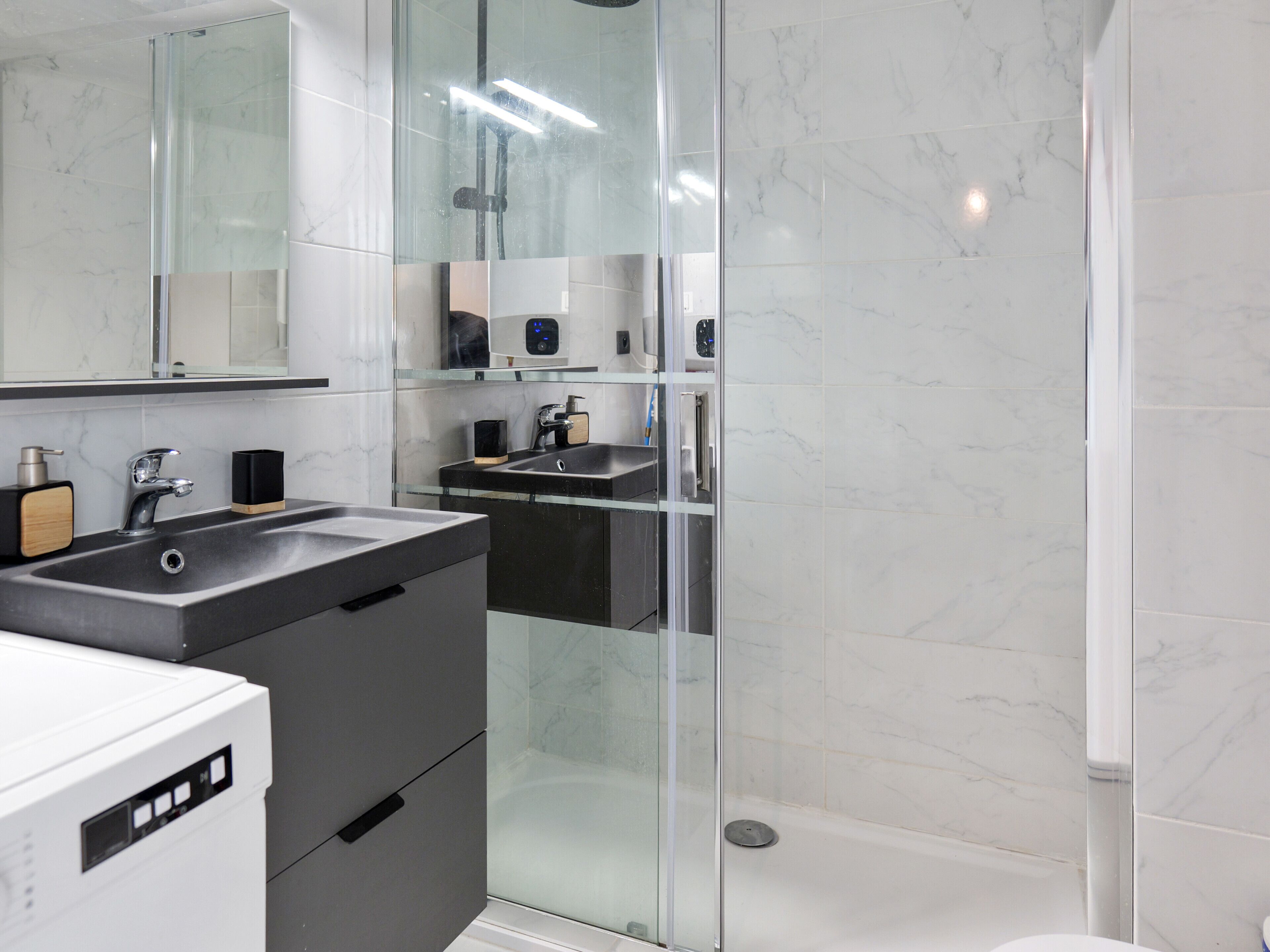 Douche, serviettes fournies, savon, shampoing