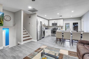 Fridge, microwave, oven, stovetop - Family Reunion, Remodeled, King Beds, X-box, Desks,TVs, Mountain Views, Backyard (North Las Vegas)