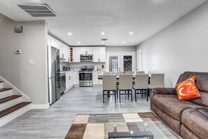 Smart TV, video games - Family Reunion, Remodeled, King Beds, X-box, Desks,TVs, Mountain Views, Backyard (North Las Vegas)